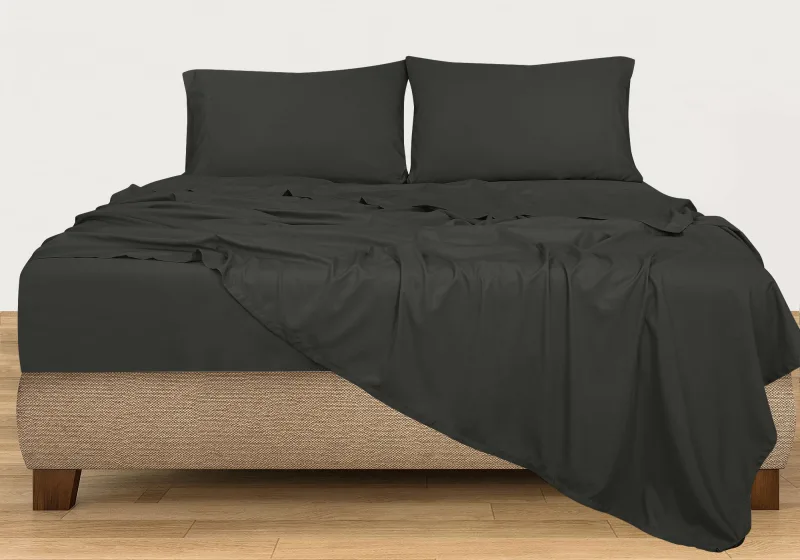 ROYALE LINEN 300 Thread Count 100% Long Staple Combed Cotton Sheet Set - 4 Piece Bed Sheet 1 Fitted Sheet, 1 Flat Sheet, 2 Pillow Case - Breathable, Cool & Crisp Percale Sheet Set (Black)